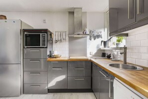 Réfrigérateur, micro-ondes, plaque de cuisson, lave-vaisselle