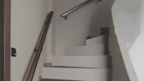 Un escalier avec une rampe et un palier.