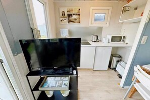 Kühlschrank, Mikrowelle, Herdplatte, Wasserkocher