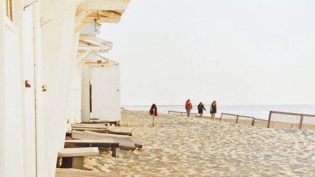 A beach with wooden structures and a railing. - Lovely holiday home in Vlaanderen with garden (Vlaanderen)