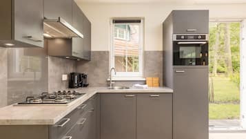 Kühlschrank, Mikrowelle, Herdplatte, Geschirrspüler