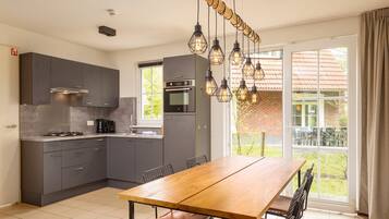 Kühlschrank, Mikrowelle, Herdplatte, Geschirrspüler