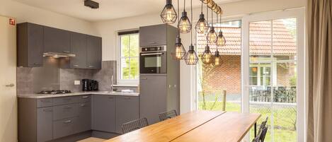 Fridge, microwave, stovetop, dishwasher