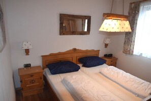 2 bedrooms, travel crib, free WiFi, bed sheets