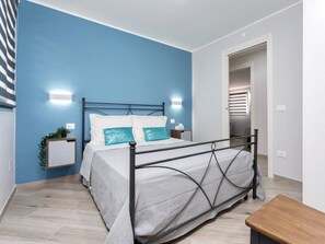 4 bedrooms, iron/ironing board, WiFi