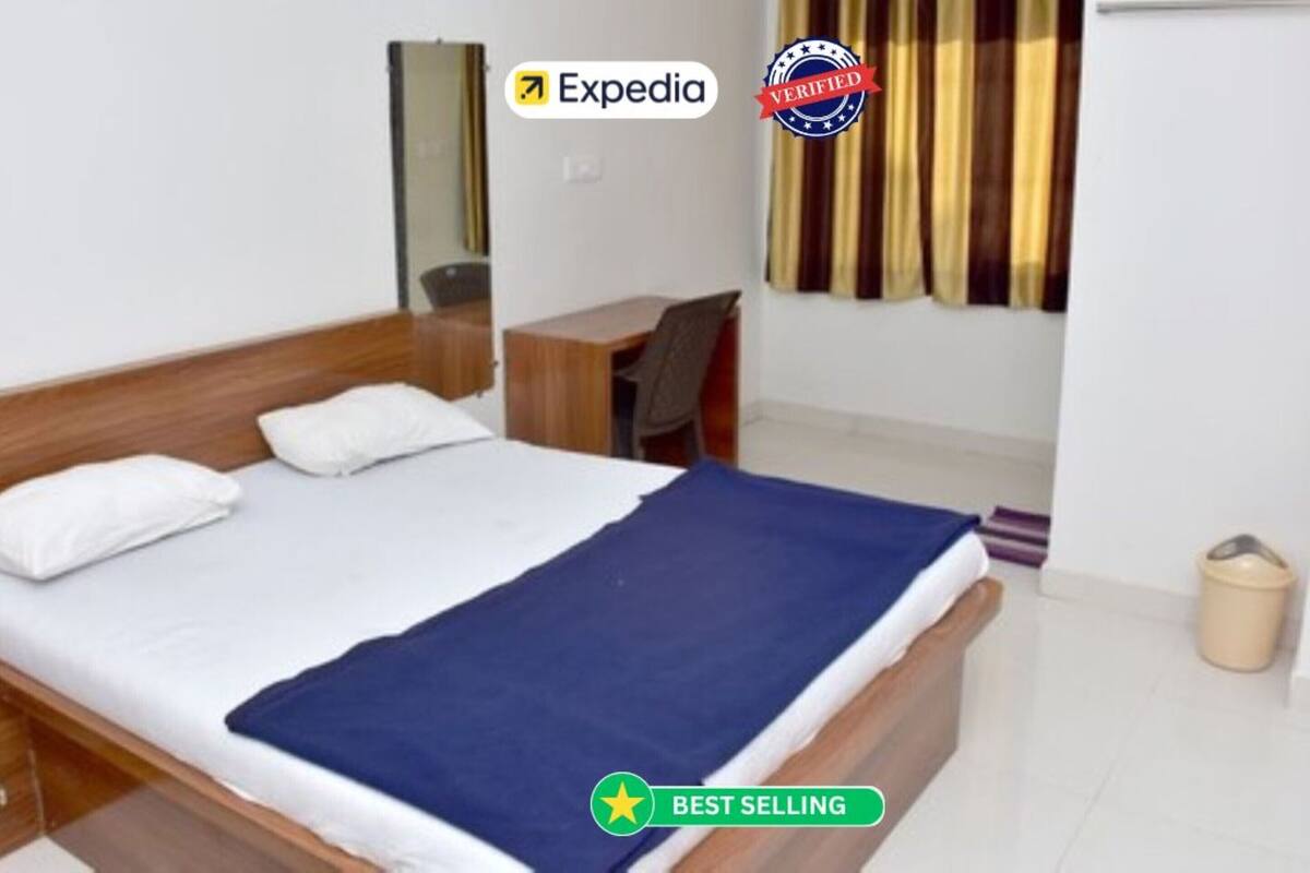 Egyptian cotton sheets, premium bedding, desk, free WiFi