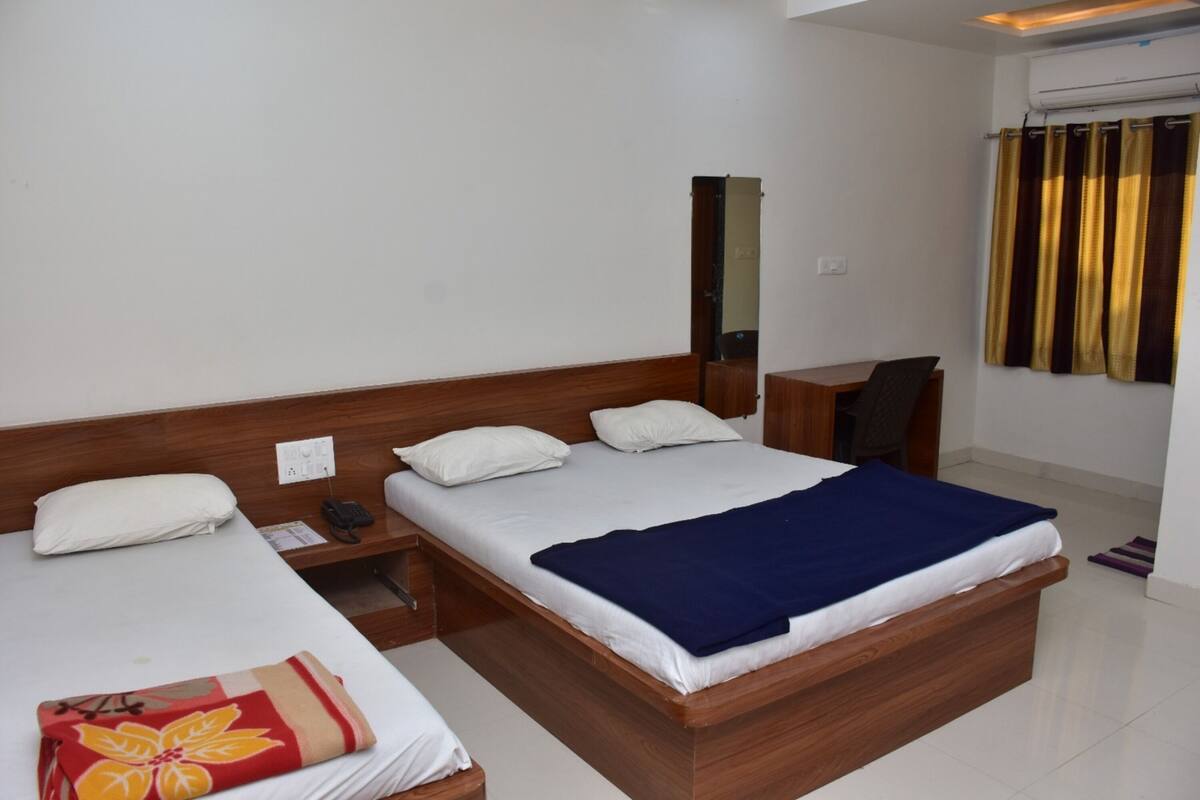 Egyptian cotton sheets, premium bedding, desk, free WiFi