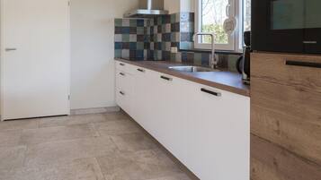 Réfrigérateur, micro-ondes, plaque de cuisson, lave-vaisselle