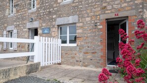 Exterior detail - Stone-house cottage in Saussey with garden (Saussey)