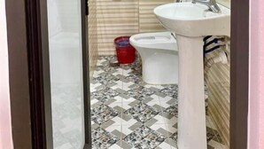 Pieni kylpyhuone, jossa on suihku, wc ja pesuallas.