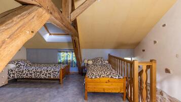 2 habitaciones, tabla de planchar con plancha y cuna de viaje