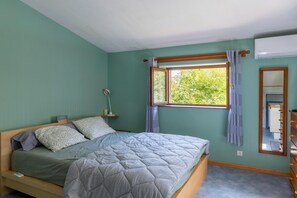 2 quartos, ferros/tábuas de passar roupa, berço de viagem