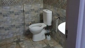 Buồng tắm vòi sen, đồ dùng nhà tắm miễn phí, dép đi trong nhà 