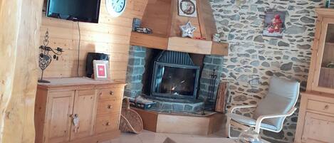 Fernseher, Kamin, Bücher