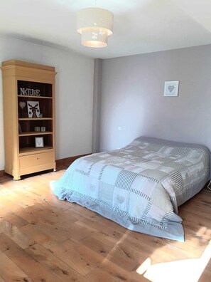 2 chambres, fer et planche à repasser, lit parapluie, Wi-Fi gratuit