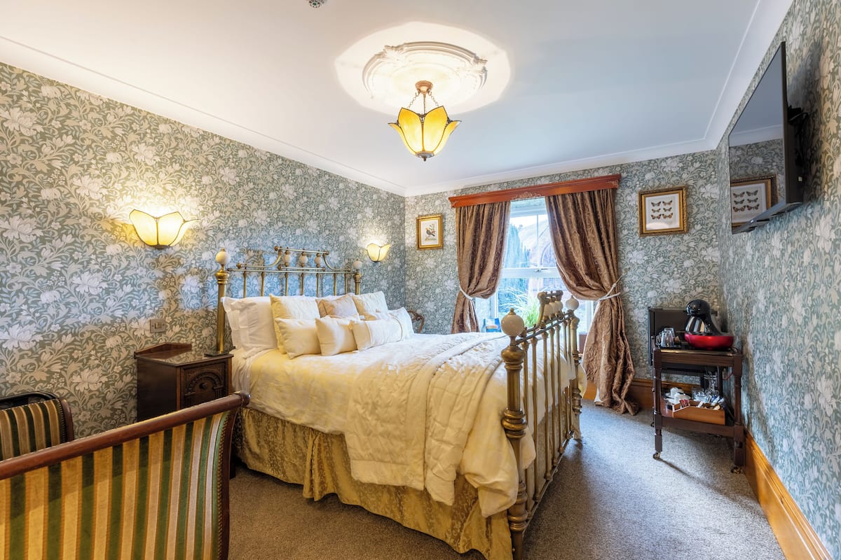 Deluxe Suite, 1 King Bed | 1 bedroom, premium bedding, individually decorated