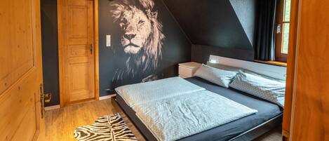 1 bedroom, iron/ironing board, internet