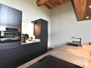 Frigorífico, microondas, placa de cocina y lavavajillas