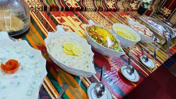 Café da manhã com buffet grátis todos os dias