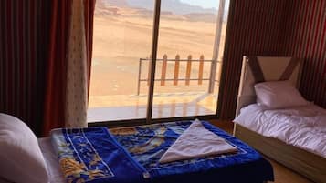 Quarto quádruplo luxo, 1 quarto, banheiro privativo, vista para a montanha | Vista para o pátio