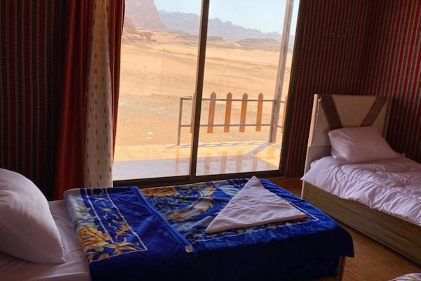 Deluxe vierpersoonskamer, 1 slaapkamer, privébadkamer, uitzicht op bergen | Uitzicht op de binnenplaats