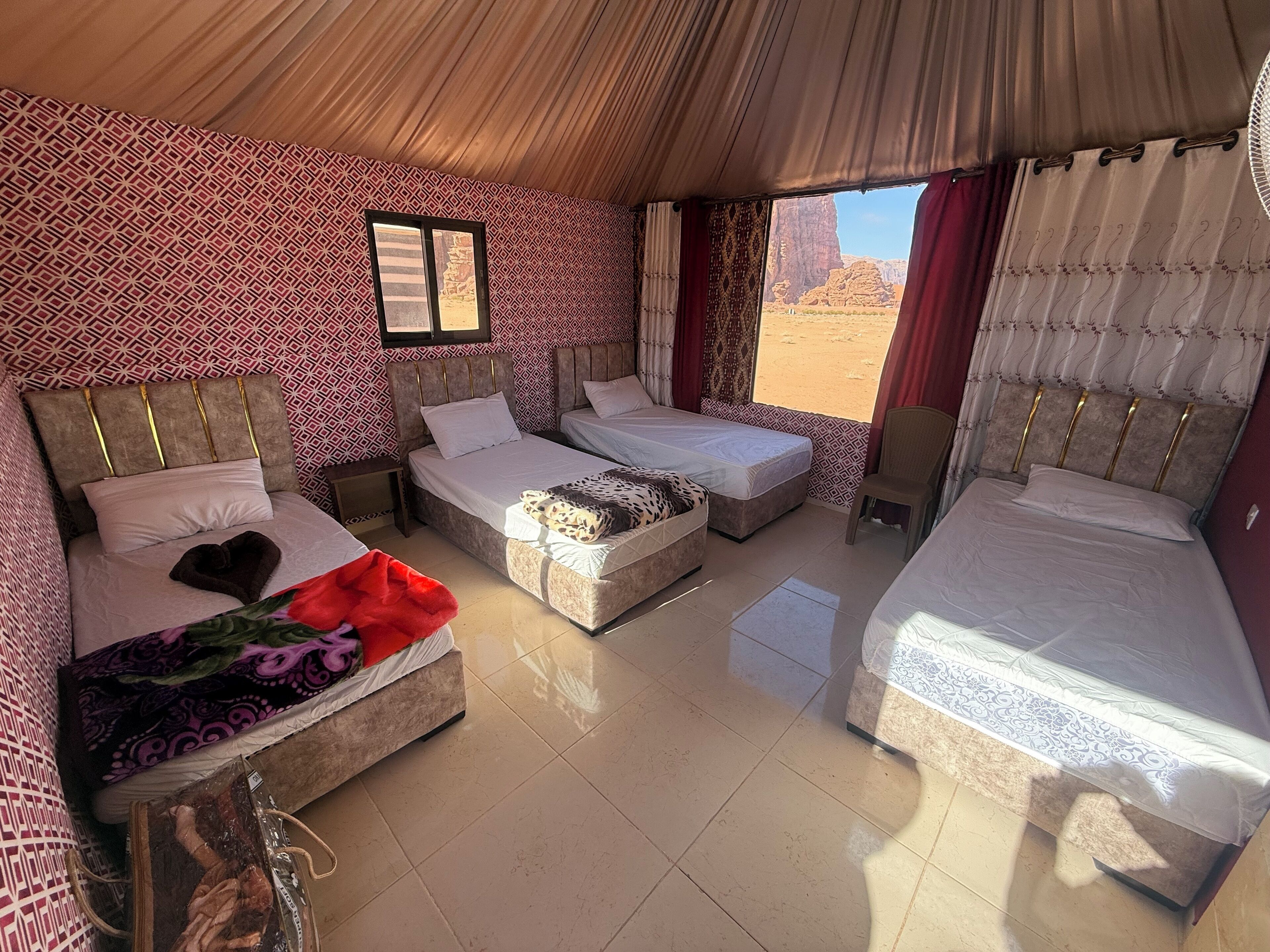 华丽四人房, 1 间卧室, 私人浴室, 山景 | 防过敏的被褥、特色装修、特色家居