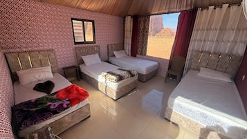 Habitación cuádruple Deluxe, 1 habitación, baño privado, vistas a la montaña | Ropa de cama hipoalergénica y decoración individual