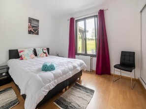 4 bedrooms, iron/ironing board, WiFi