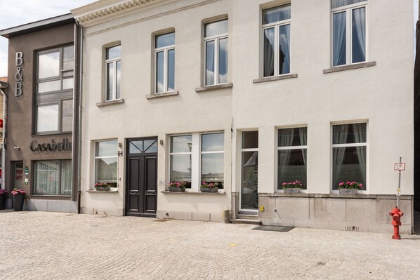 Ein Gebäude mit einem Schild, auf dem 'CASADEI' steht, und einem Hydranten auf dem Bürgersteig.