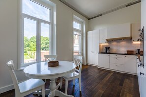 Réfrigérateur, micro-ondes, plaque de cuisson, lave-vaisselle