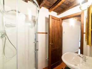 Shower, bidet, towels