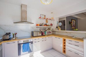 Kühlschrank, Mikrowelle, Herdplatte, Geschirrspüler