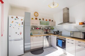Réfrigérateur, micro-ondes, plaque de cuisson, lave-vaisselle