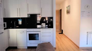 Een koelkast, een magnetron, een oven, een kookplaat