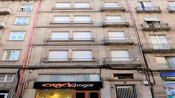 A multi-story building with a storefront labeled "Crackhogar."