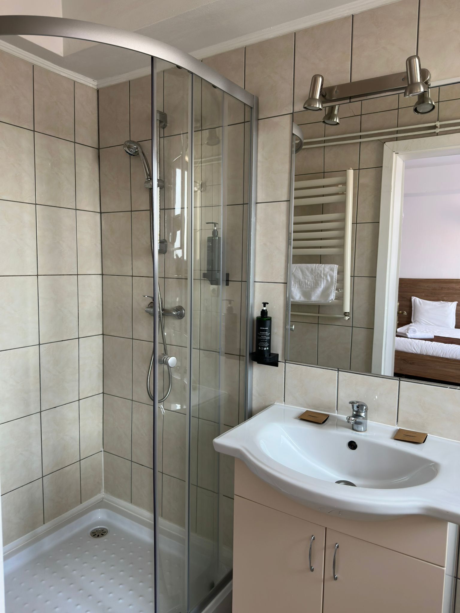 家庭公寓 | 浴室 | 淋浴设施、吹风机、毛巾、肥皂