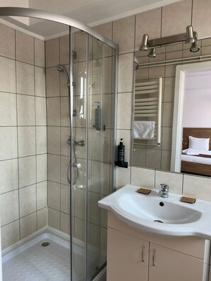 อพาร์ทเมนท์สำหรับครอบครัว | ห้องน้ำ | ฝักบัว, ไดร์เป่าผม, ผ้าเช็ดตัว, สบู่