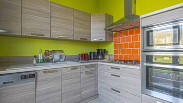 Een koelkast, een microgolfoven, een oven, een kookplaat