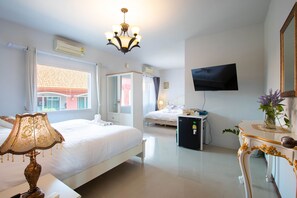 Chambre Quadruple Familiale, plusieurs lits, non-fumeurs | Coffres-forts dans les chambres, décoration personnalisée, Wi-Fi gratuit