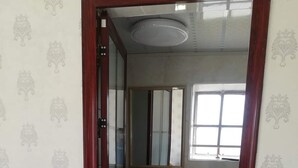 Un baño con tocador, lavabo y espejo.