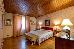 7 Schlafzimmer, Schreibtisch, Bügeleisen/Bügelbrett, Reisekinderbett
