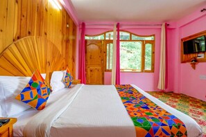 Egyptian cotton sheets, premium bedding, down duvets, desk - Forest Retreat (Manali)