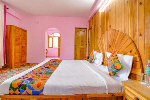 Egyptian cotton sheets, premium bedding, down duvets, desk - Forest Retreat (Manali)