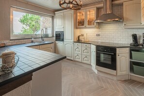 Een koelkast, een microgolfoven, een oven, een kookplaat