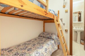 1 室のベッドルーム、アイロン / アイロン台