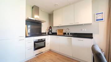 Een koelkast, een magnetron, een kookplaat, een vaatwasser