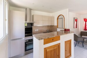 Fridge, microwave, oven, stovetop - Cosy holiday home in Minerve with garden (Minerve)