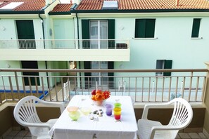 Outdoor dining - Belvilla by OYO Appartamento ROSSO (Jesolo)