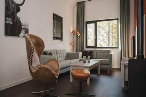 Smart TV, fireplace, stereo