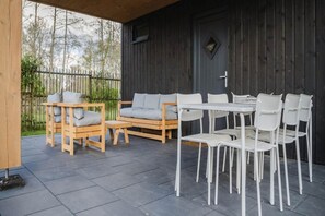 Outdoor dining - Luxurious holiday home with rural character (Ruinerwold)